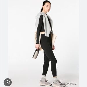 Uniqlo Black Leggings Sleek and Versatile